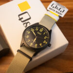 خرید و قیمت ساعت مردانه کیو اند کیو Q76B-006PY | بند برزنتی سبز ارتشی | ساعت جَم