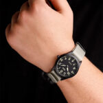 خرید و قیمت ساعت مردانه کیو اند کیو Q76B-006PY | بند برزنتی سبز ارتشی | ساعت جَم