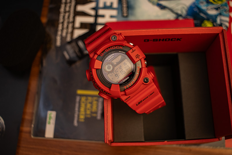 نقد و بررسی تخصصی ساعت جی شاک مدل GW-8230NT-4؛ بازگشت اسطوره سرخ‌پوش فراگمن