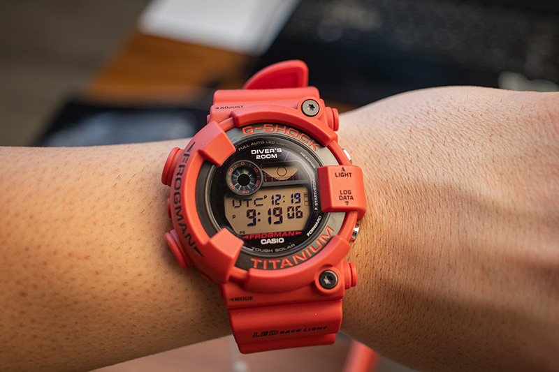 نقد و بررسی تخصصی ساعت جی شاک مدل GW-8230NT-4؛ بازگشت اسطوره سرخ‌پوش فراگمن