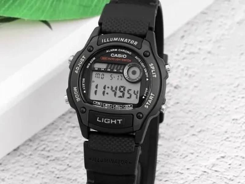 نقد و بررسی ساعت کاسیو W-220؛ بازگشت یک کلاسیک